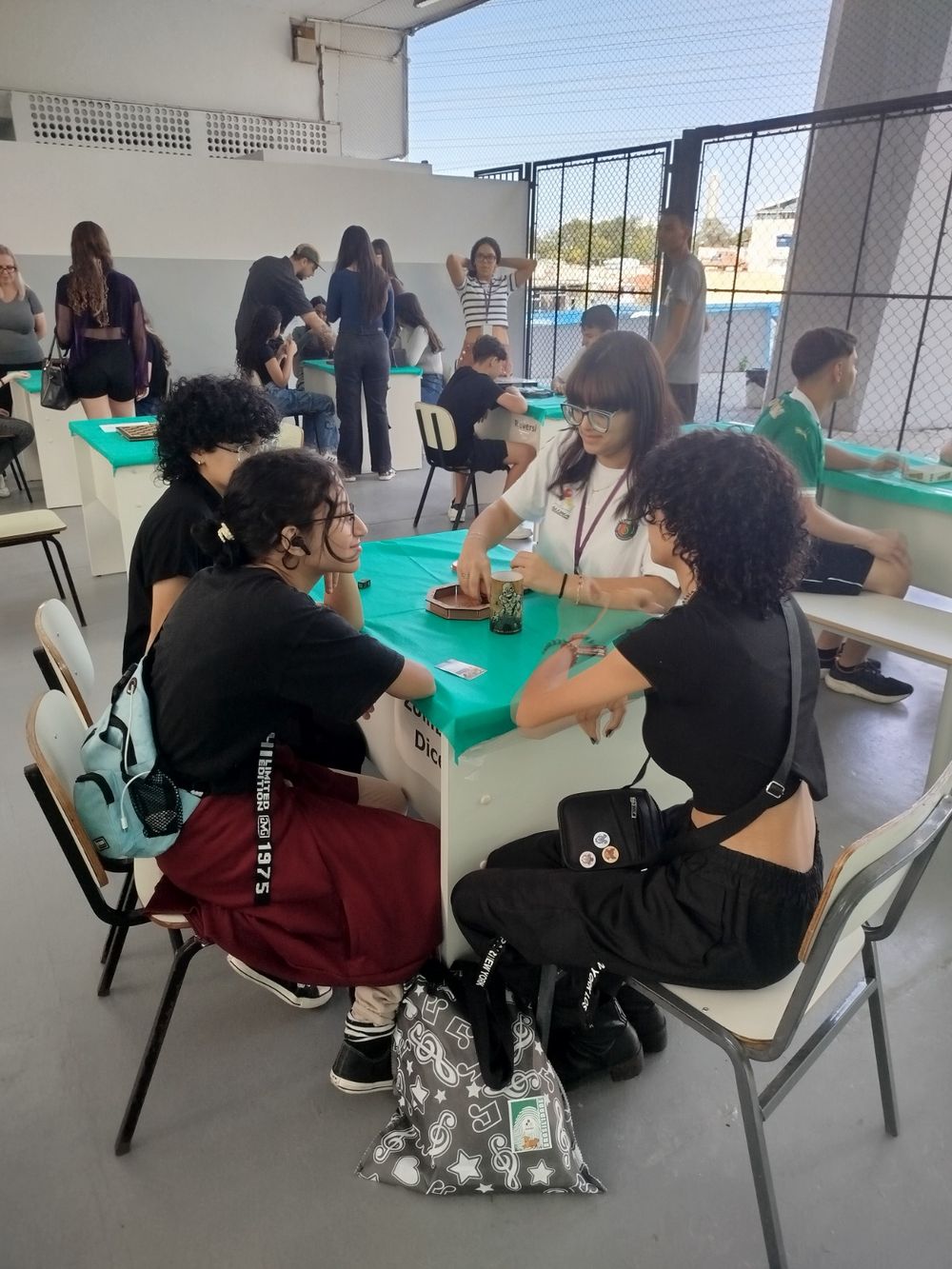 Alunas do Clube de Matemática jogando jogos matemáticos de raciocínio lógico