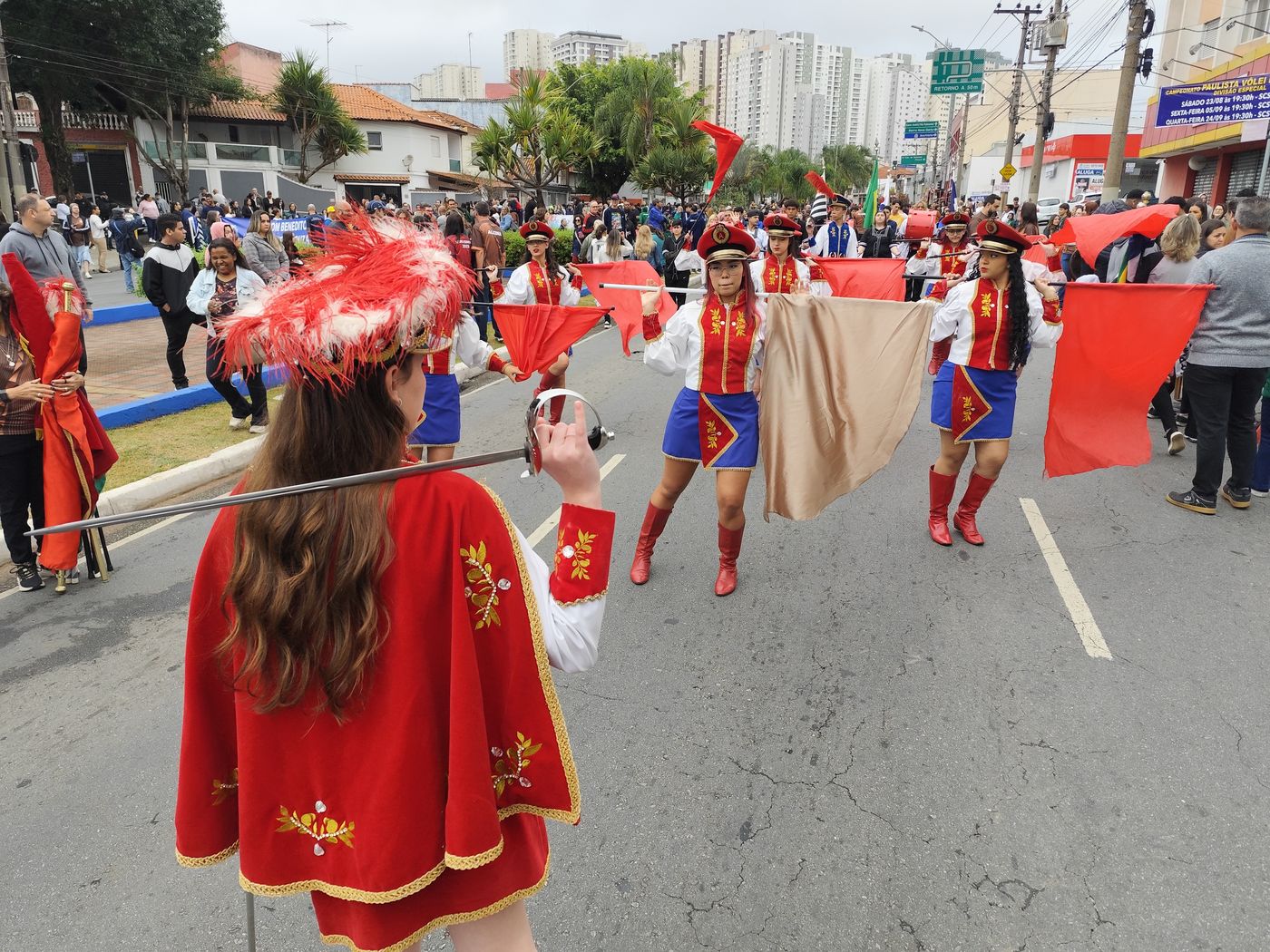 Desfile de 7 de Setembro com a banda marcial e corpo coreográfico da EME Alcina Dantas Feijão