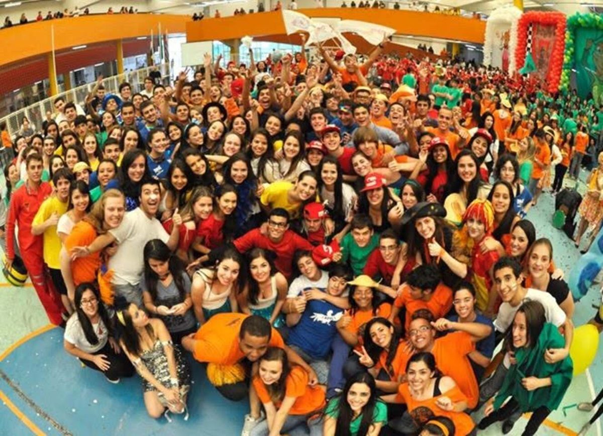 Estudantes da Alcina reunidos em foto histórica da Gincana de 2018, camisetas coloridas por equipe