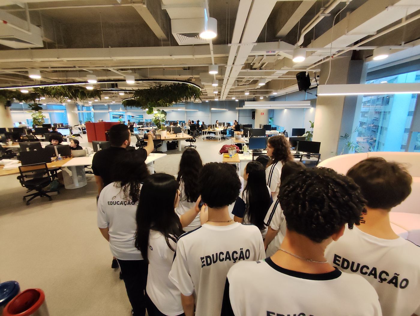 Alunos do curso de Publicidade visitando o escritório da IPG Mediabrands, uma das maiores agências do Brasil