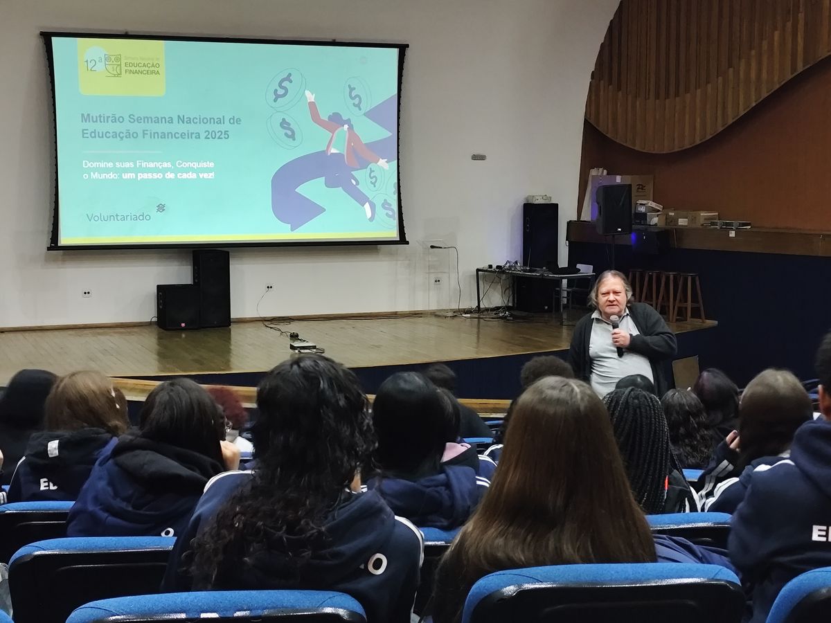 Palestra da Mentoria do Banco do Brasil na Semana Nacional de Educação Financeira 2025 no auditório da escola