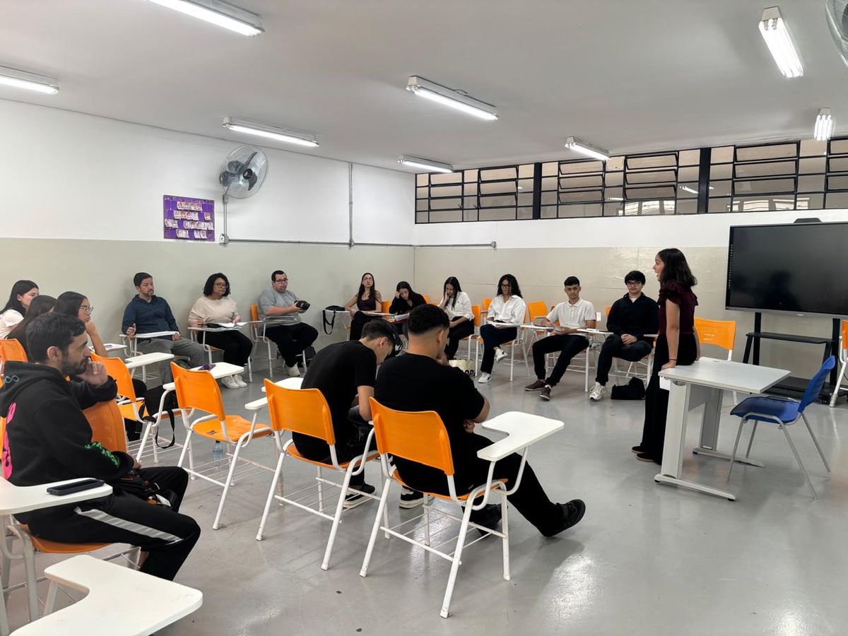 Alunas do Ensino Médio Acadêmico apresentando a Monografia — Trabalho de Conclusão dos itinerários acadêmicos
