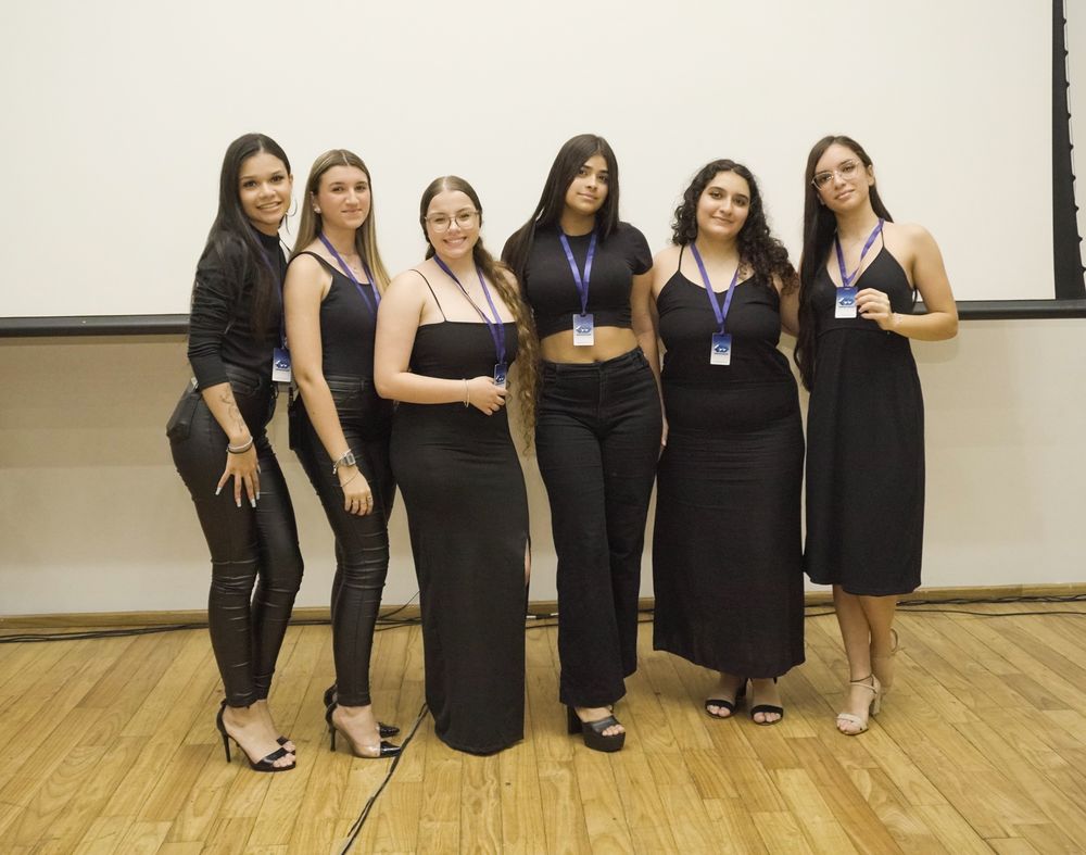Alunos de Administração apresentando TCC no evento Conexão Alcina