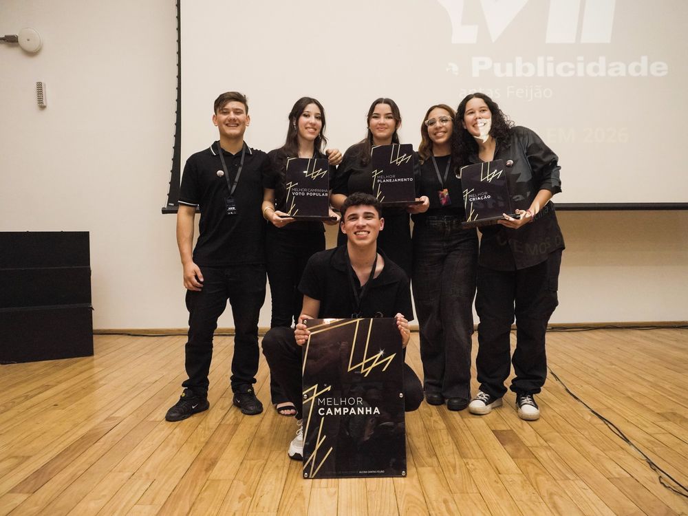Equipe premiada no Festival de Publicidade Alcina Dantas Feijão com troféus de Melhor Campanha, Voto Popular, Planejamento e Criação