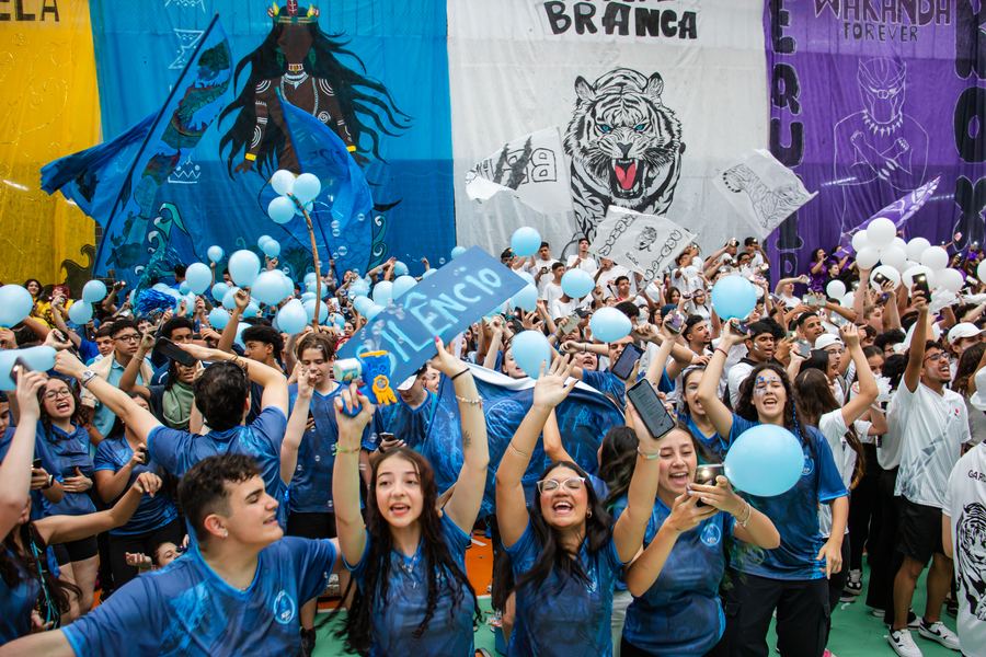 Equipe Azul com balões e bandeiras em azul
