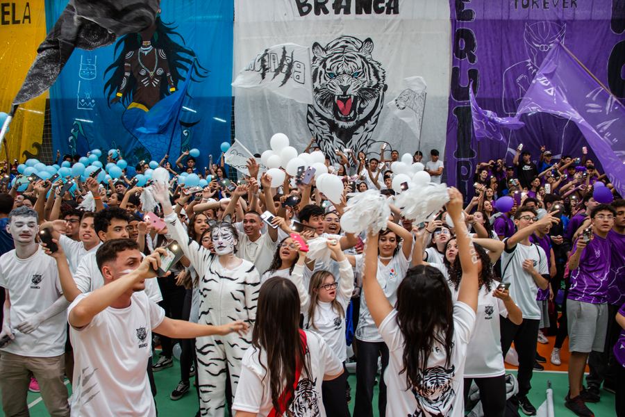 Equipe Branca com bandeiras e adereços em branco