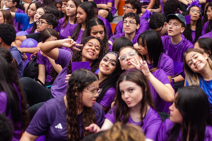 Equipe Roxa com bandeiras e adereços em roxo