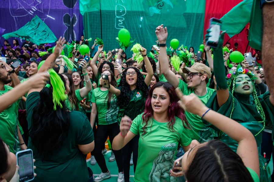 Equipe Verde em ação com pompons e bandeiras verdes