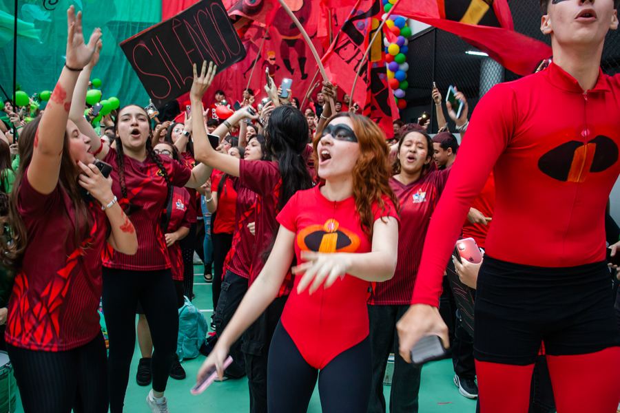 Equipe Vermelha com fantasias e bandeiras em vermelho